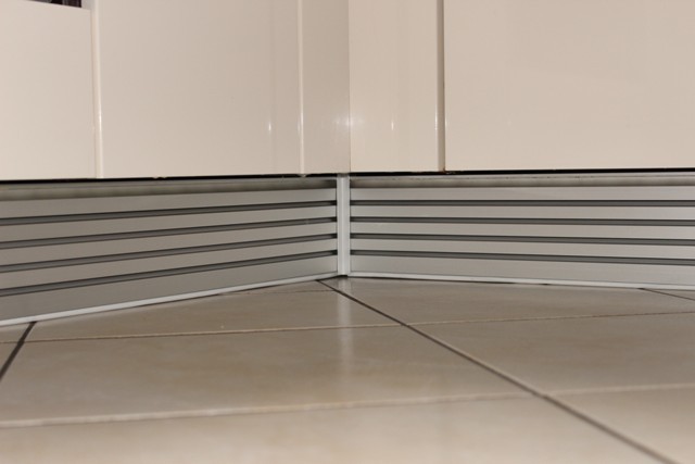 Eckabschluss Küchensockel Silber